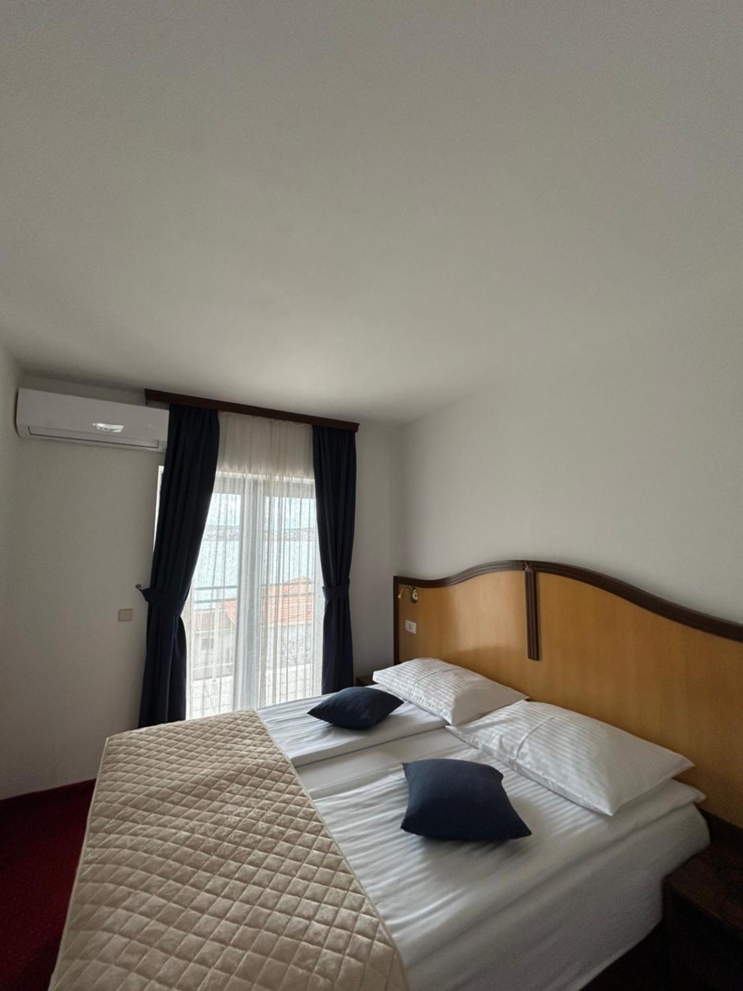Hotel Bavaria Trogir Donji Seget Esterno foto
