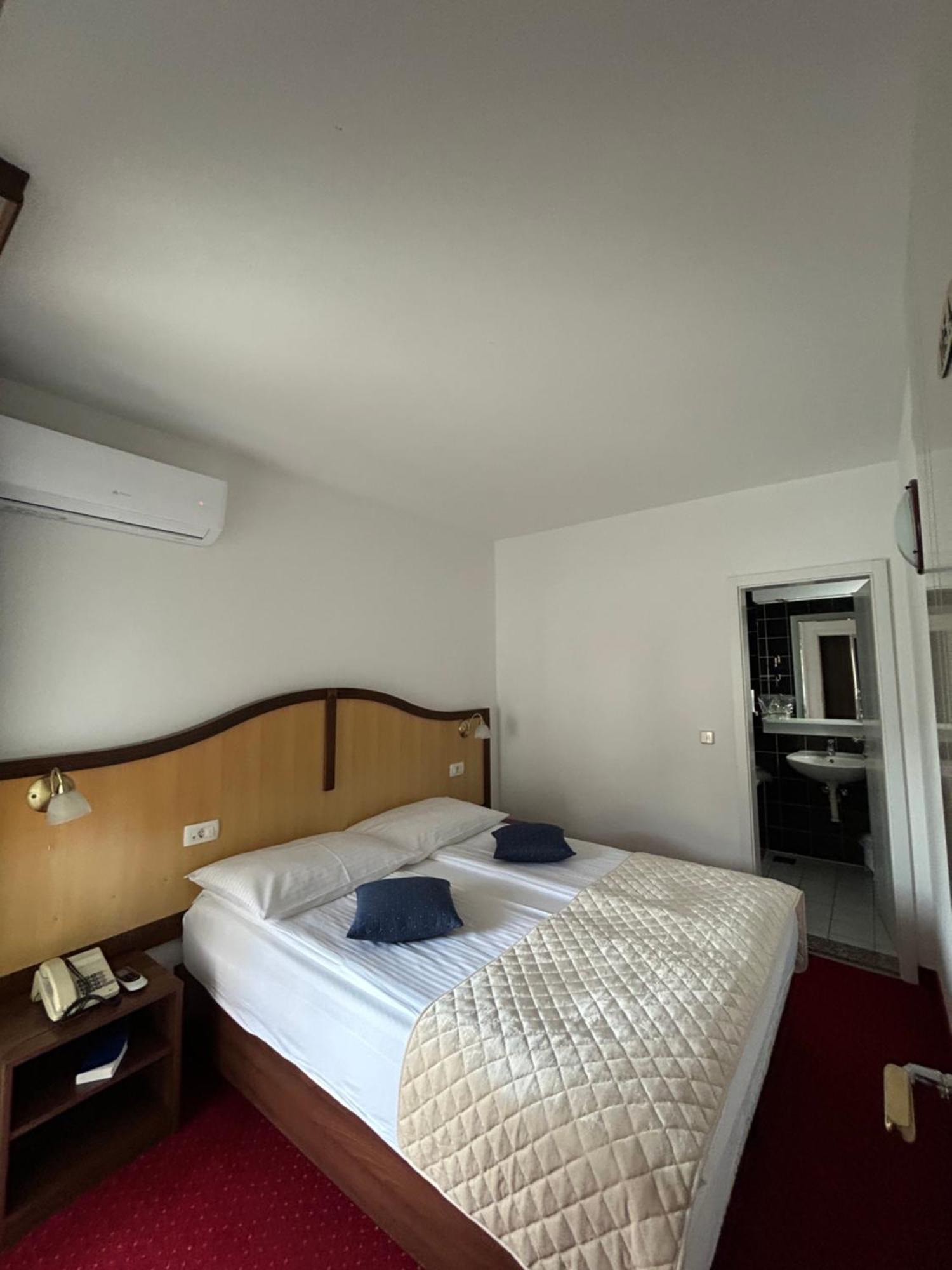 Hotel Bavaria Trogir Donji Seget Esterno foto