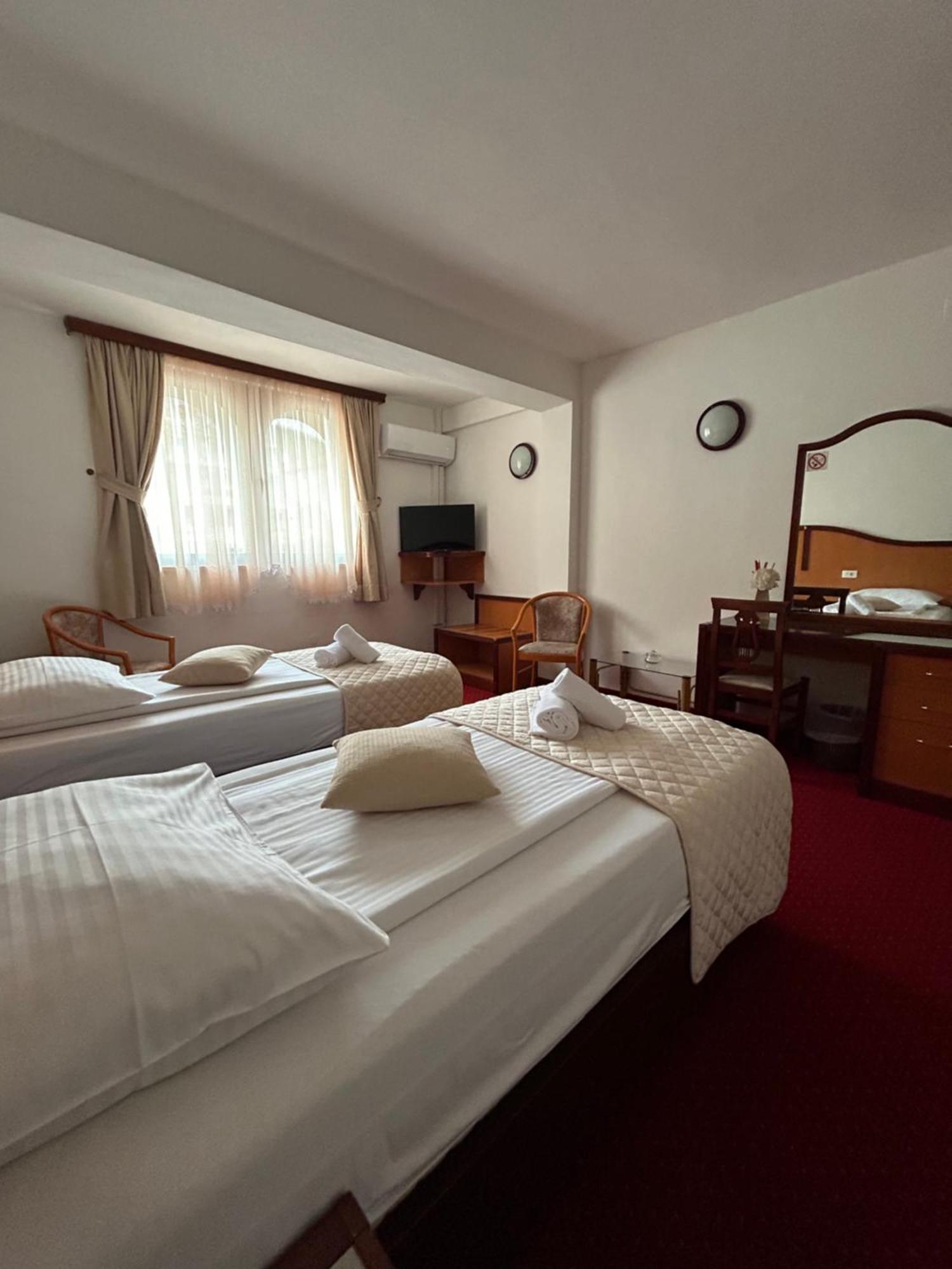 Hotel Bavaria Trogir Donji Seget Esterno foto