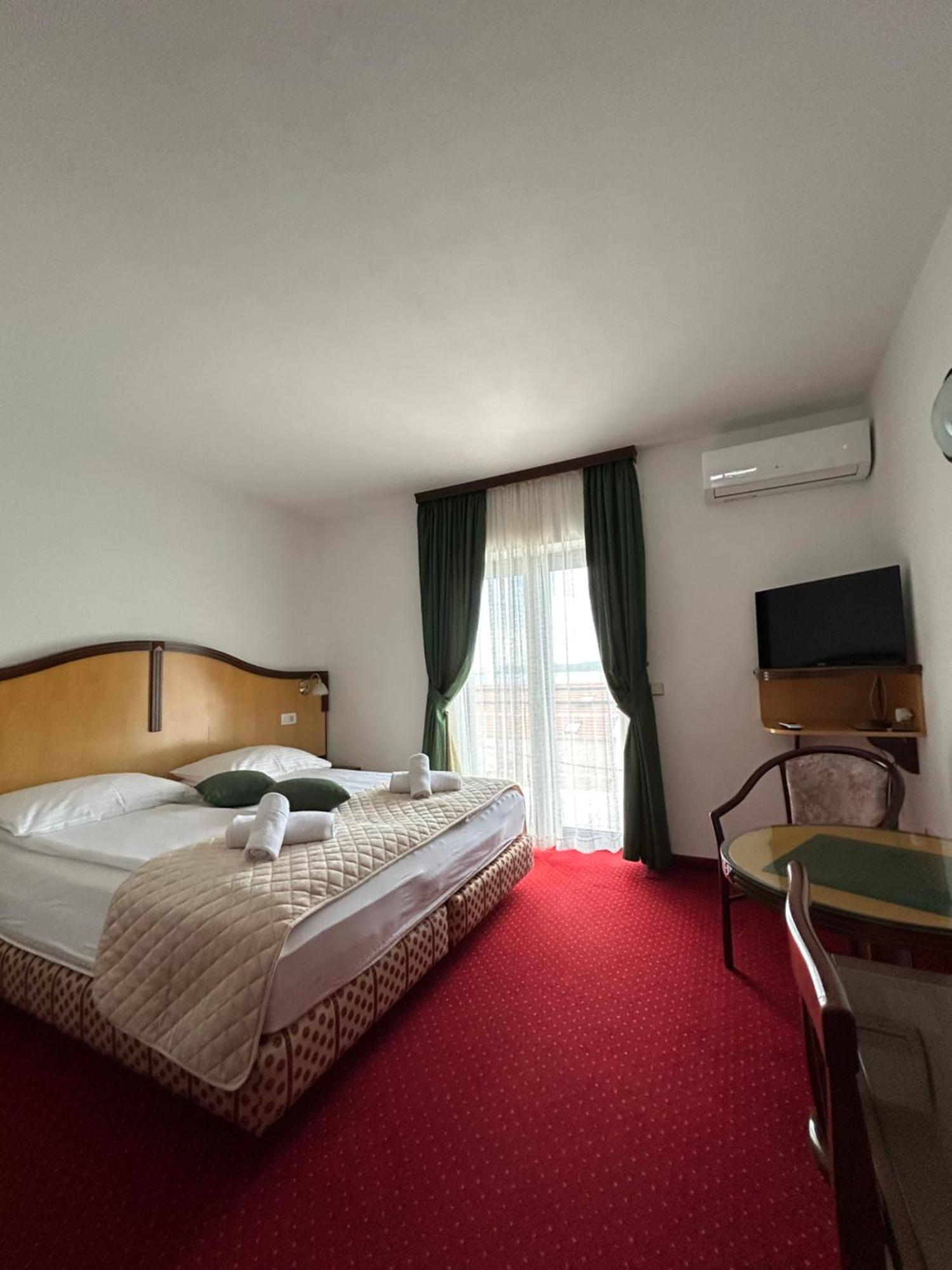 Hotel Bavaria Trogir Donji Seget Esterno foto