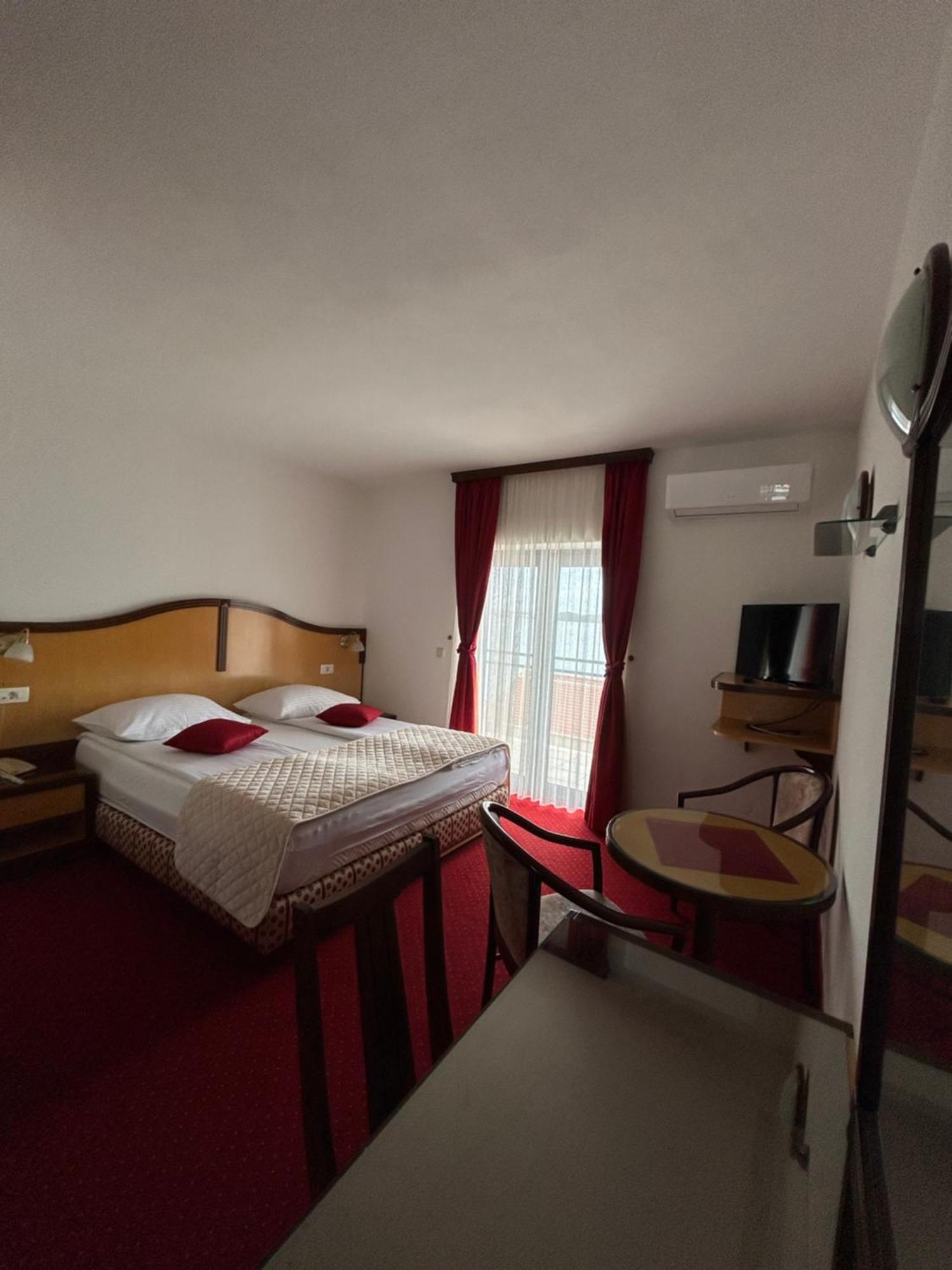 Hotel Bavaria Trogir Donji Seget Esterno foto